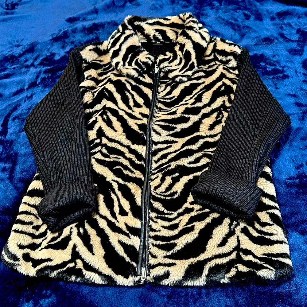 Faux fur tiger animal print Capri sweater Size Large
